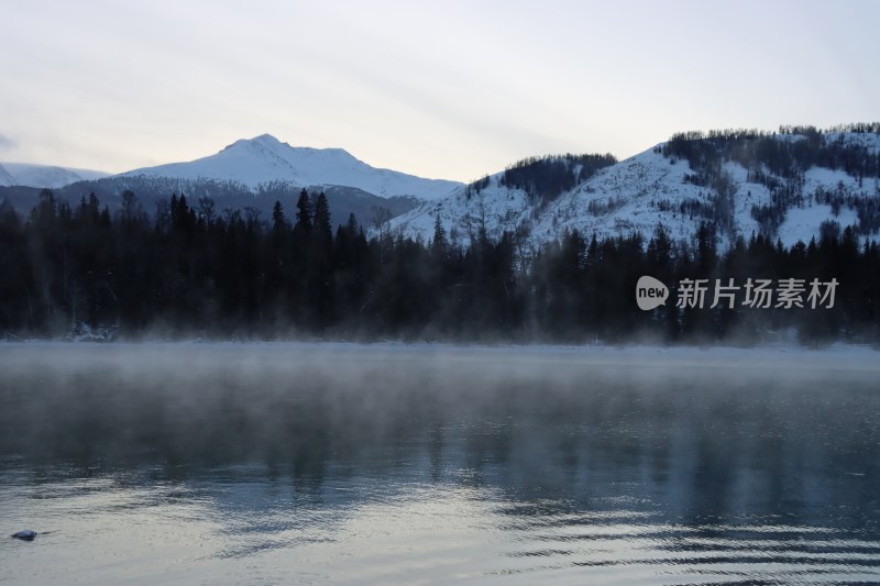 新疆喀纳斯湖/冬季暮色/水面雾气缭绕