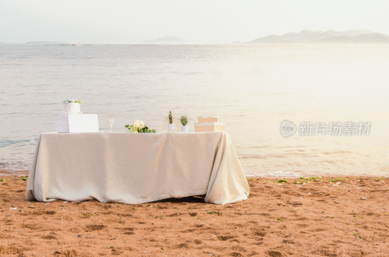 青岛太平角公园的海景，海边沙滩上的桌子