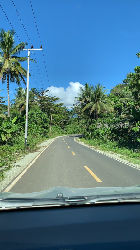 驾驶在巴厘岛热带景观公路