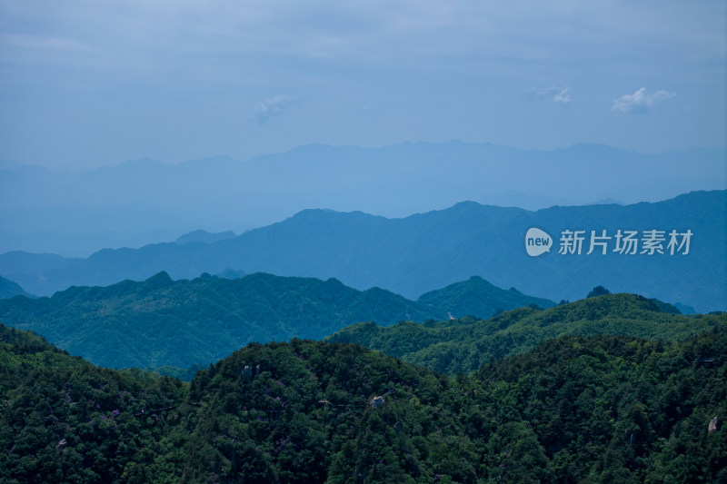 河南伏牛山山脉平顶山尧山层峦叠嶂的山峰