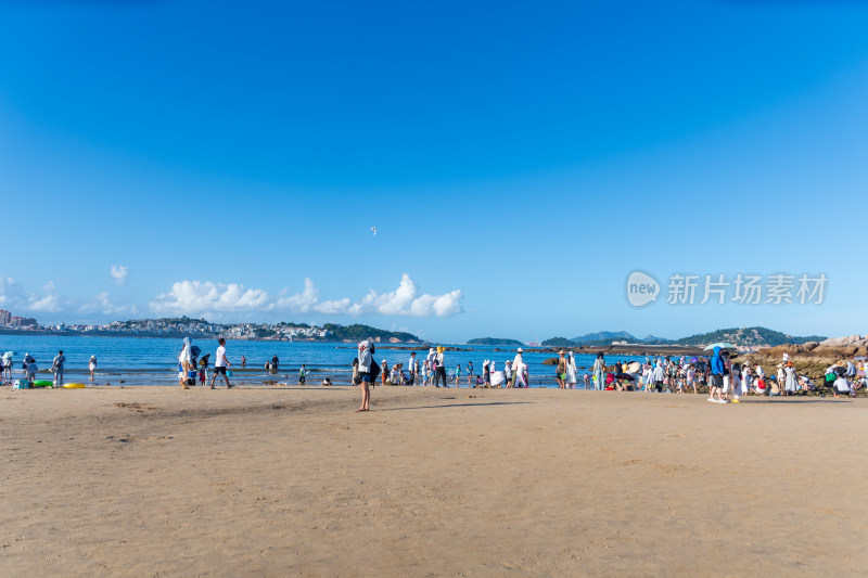 东山岛热闹的海滨沙滩场景