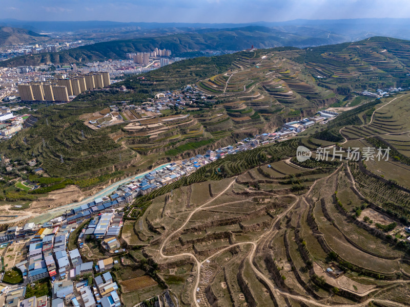 西北地区山区高山种植航拍图