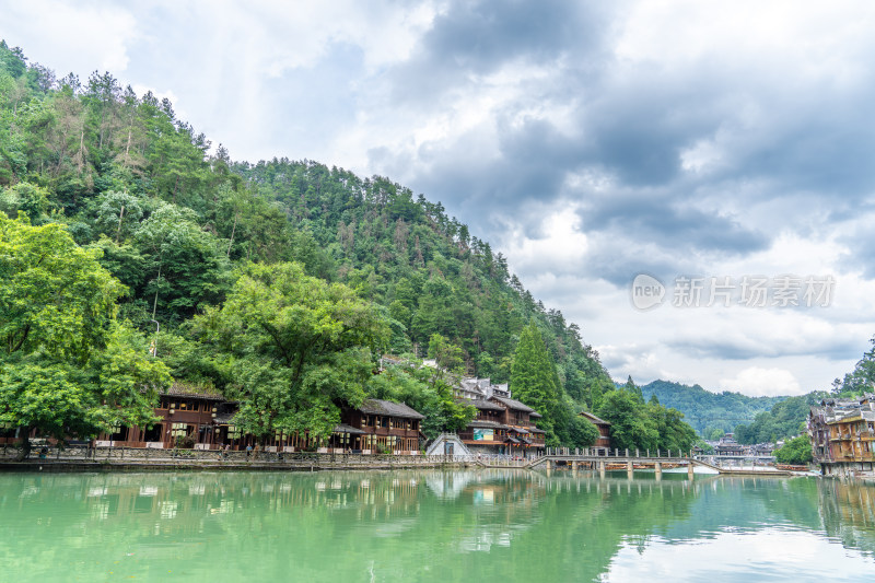 凤凰古城河畔苗族建筑与青山