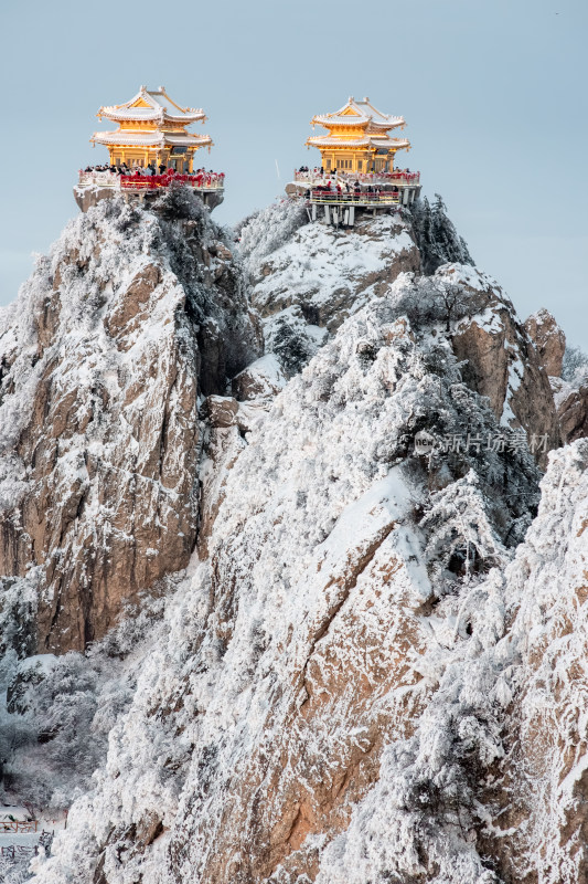 河南老君山雪后云海金顶建筑