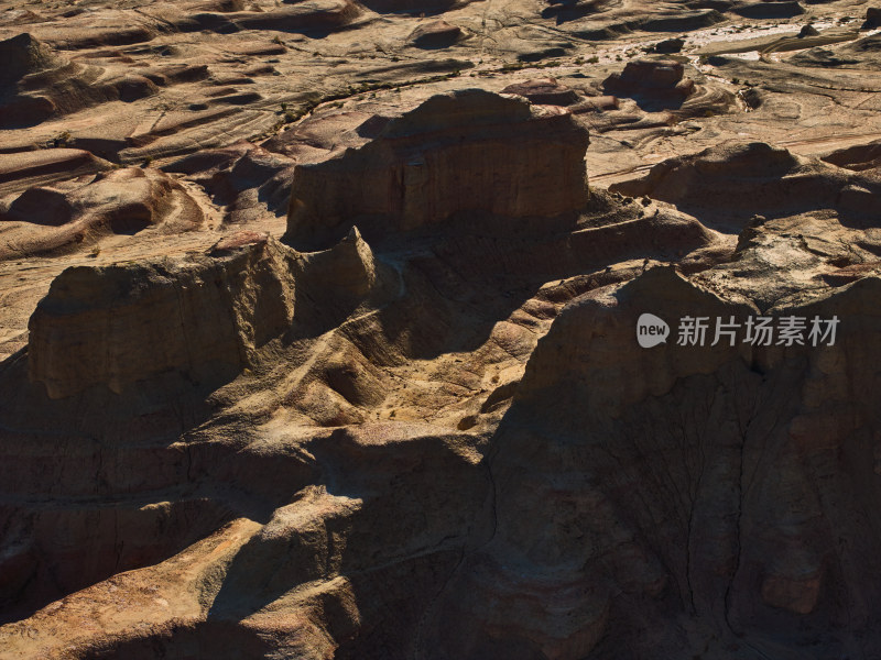 夕阳下的雅丹地貌