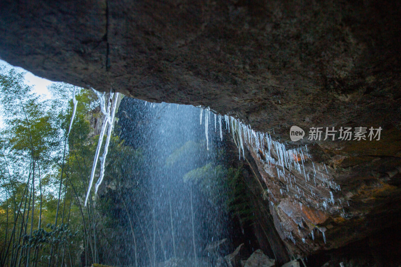 天气降温严重丽水一处景区出现的冰冻景观