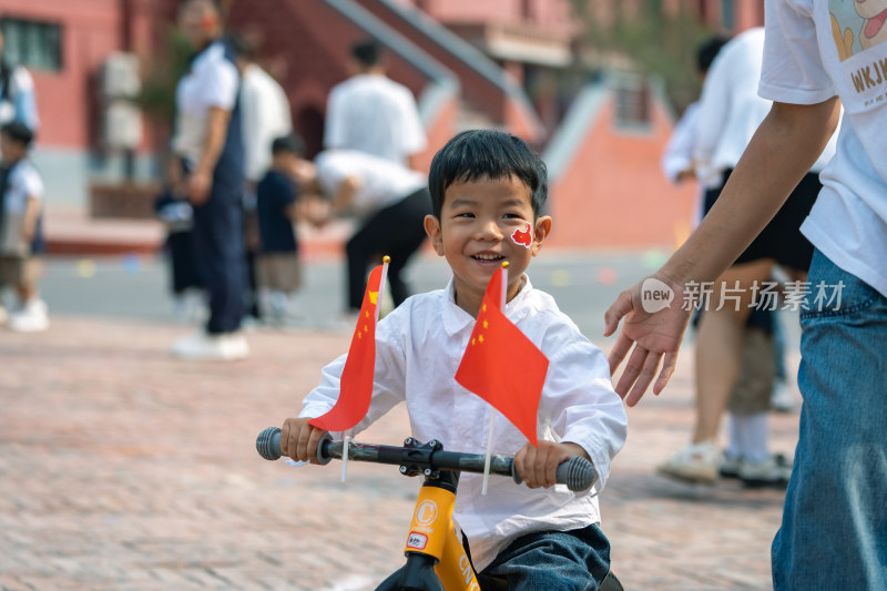 幼儿园孩子平衡车比赛体育运动迎国庆