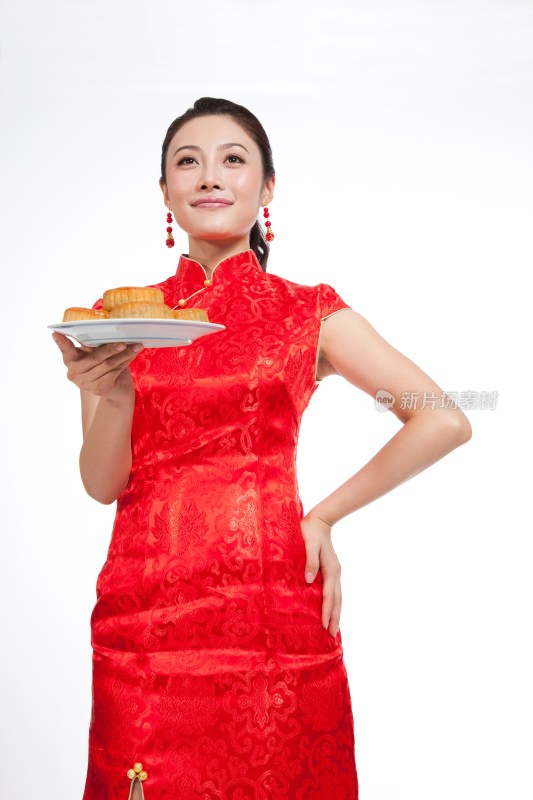 棚拍身穿中国传统服装的年轻女人端月饼