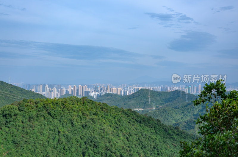 深圳羊台山绿色连绵群山与城市建筑