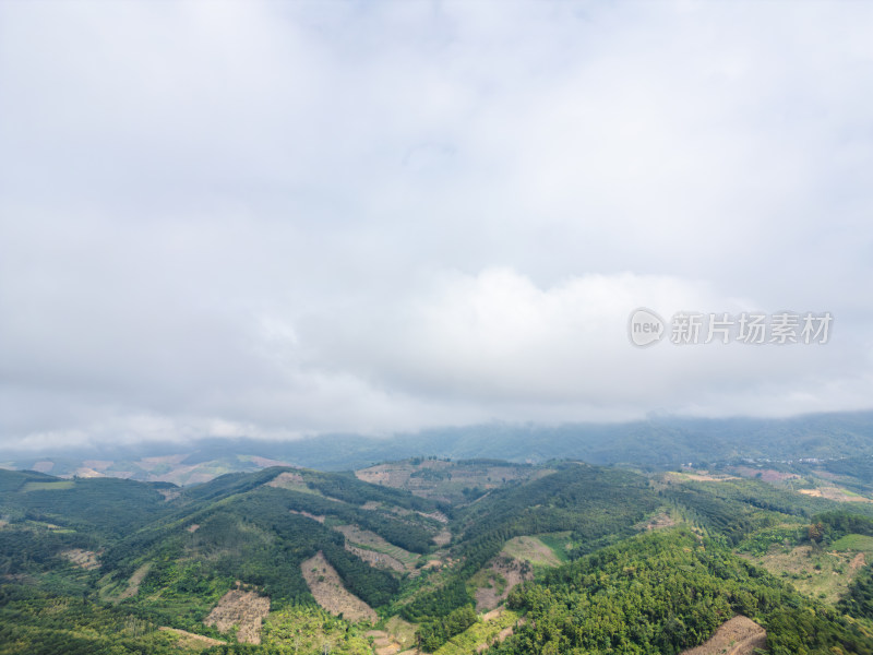 航拍云雾缭绕的山脉自然风光全景