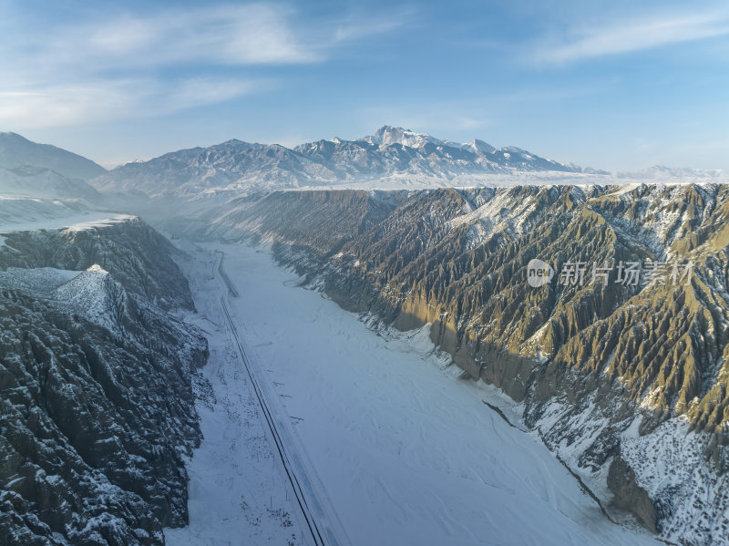 新疆北疆独山子大峡谷纹理雪山高空航拍