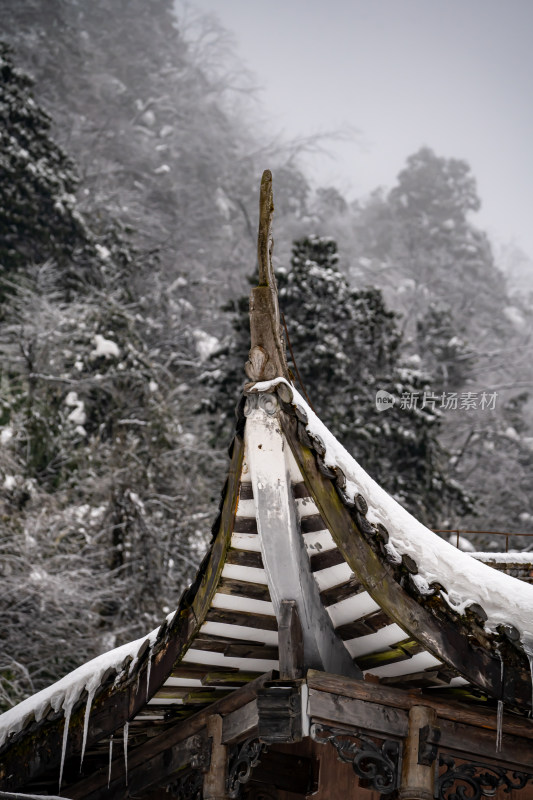 四川眉山瓦屋山景区冬日雪景山间小屋