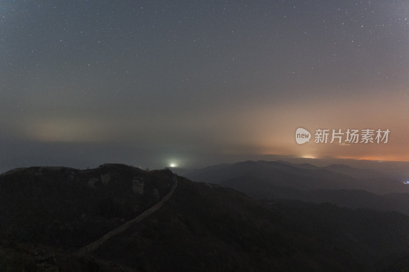 山间夜景星空璀璨武汉龙王尖长城蜿蜒其中