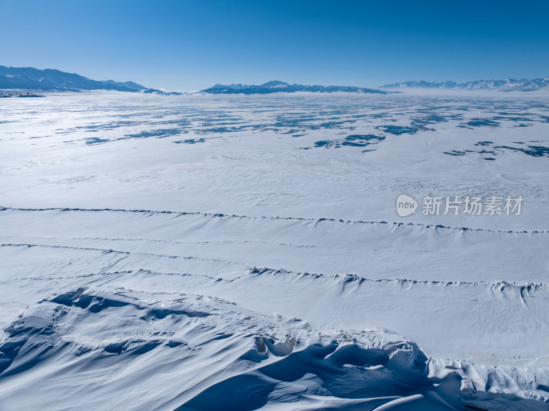 新疆冬季赛里木湖雪景雪山冰湖蓝冰日照金山