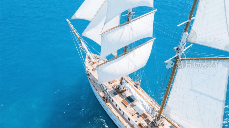 海面上的帆船，扬帆起航逐浪行