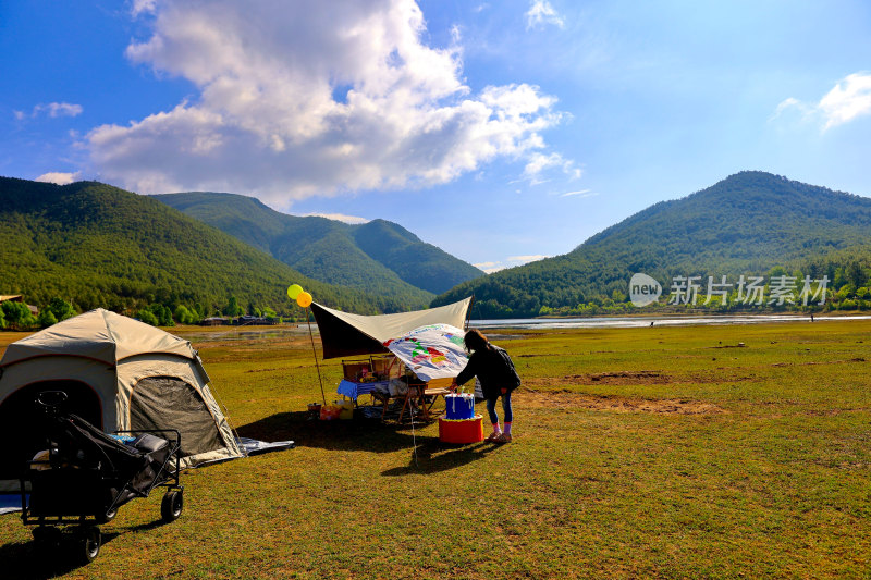 户外草地山林间露营场景