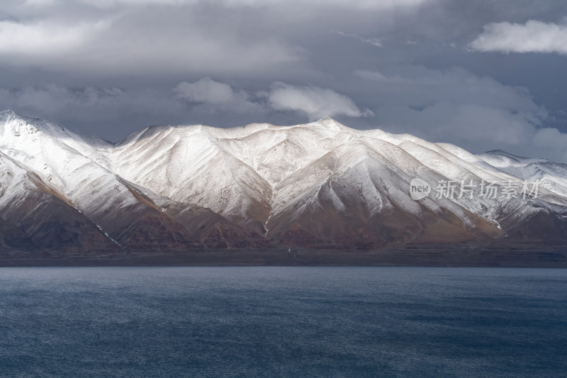 西藏阿里地区当若雍措雪山湖泊的壮阔景色