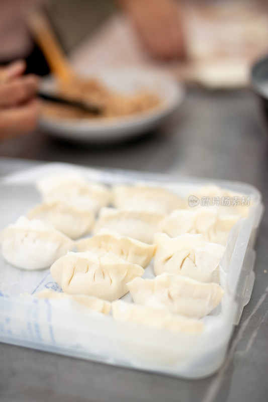 制作中国传统美食饺子