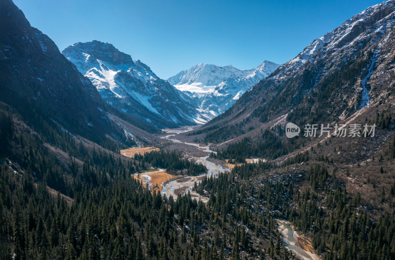 航拍西藏林芝雪山峡谷