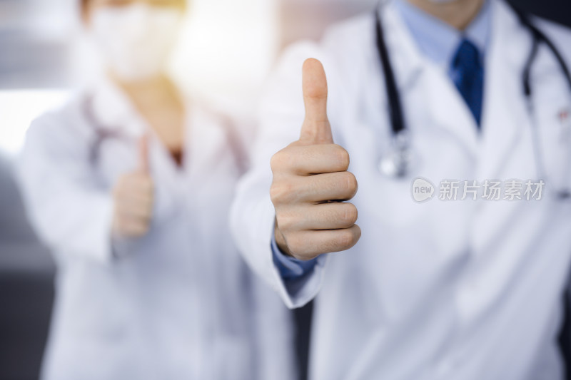 医生竖起大拇指点赞