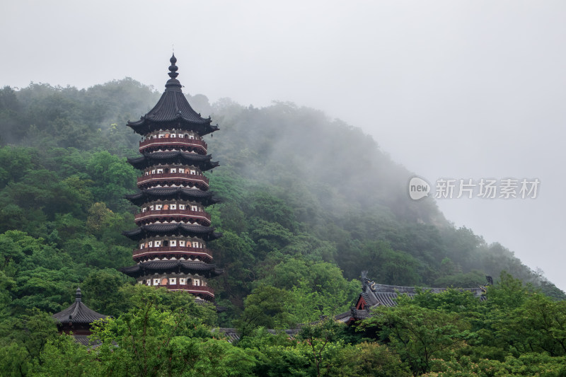 南京牛首山文化旅游区夏日山间云雾中的宝塔