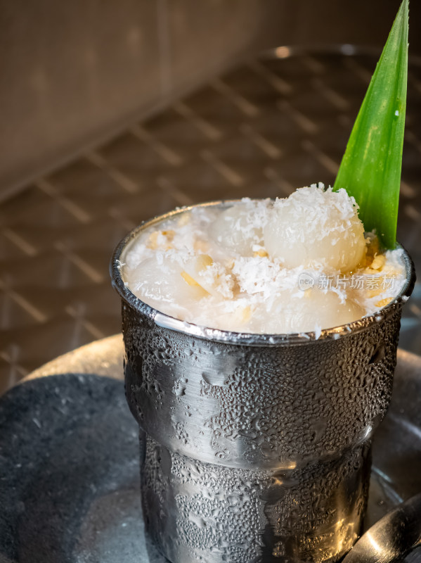 装在金属杯里的泰式龙眼冰