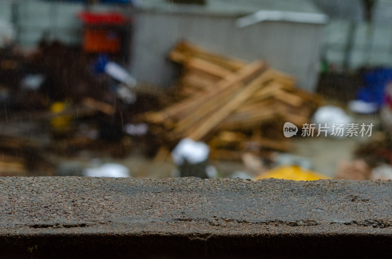 窗外是一片工地，下着雨