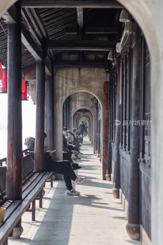 塘栖古镇古桥横跨水面，岸边传统建筑林立