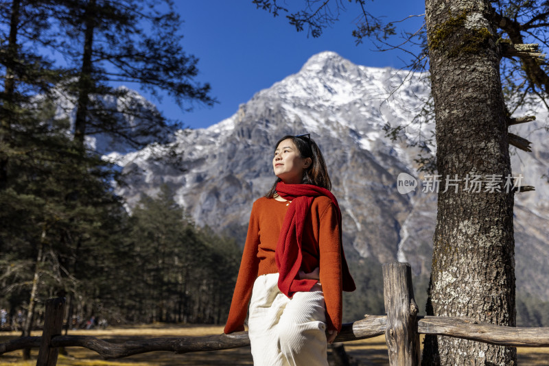 美女在云南丽江玉龙雪山云杉坪旅行