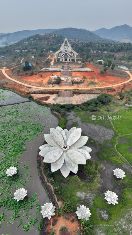 莲花雕塑与特色建筑航拍景观