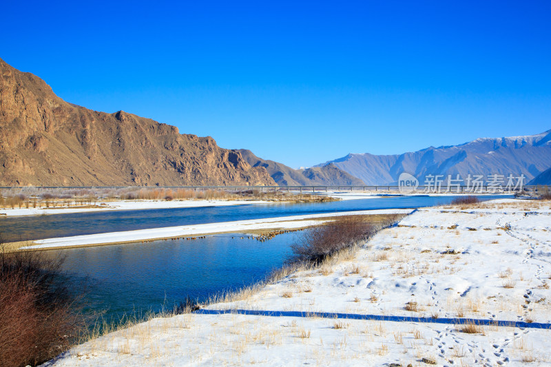 中国西藏林芝市巴松措景区雪山森林湖泊风光