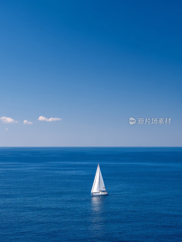 蓝天碧海上的游艇帆船 扬帆起航