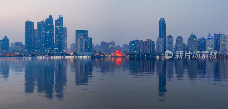 对岸的青岛五四广场夜景倒影