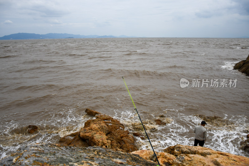 海中的礁石与远山构成的自然景致