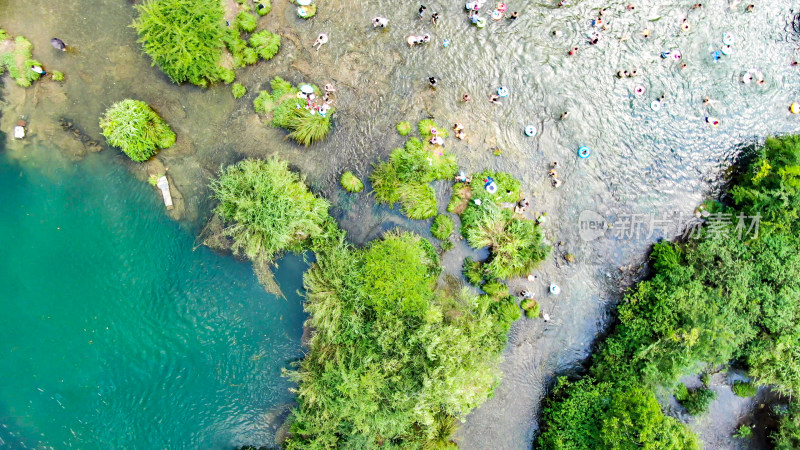 夏日河中游泳