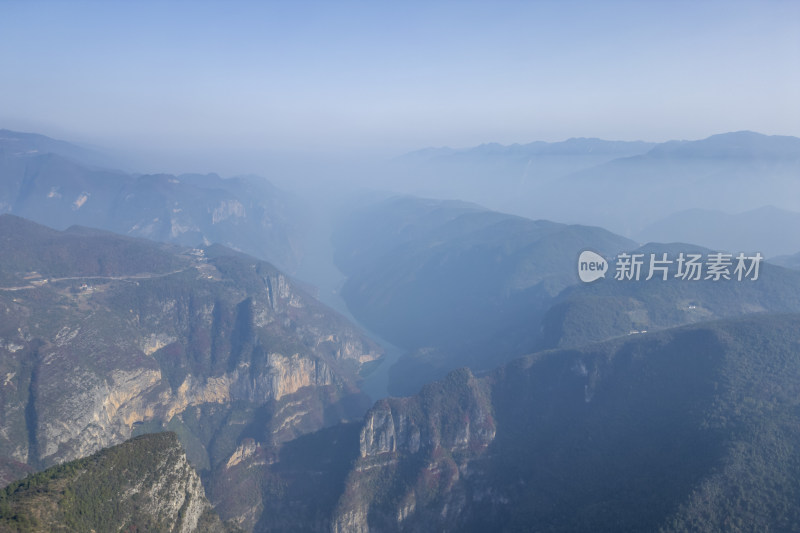 雾气朦胧的巫山神女溪山川风光