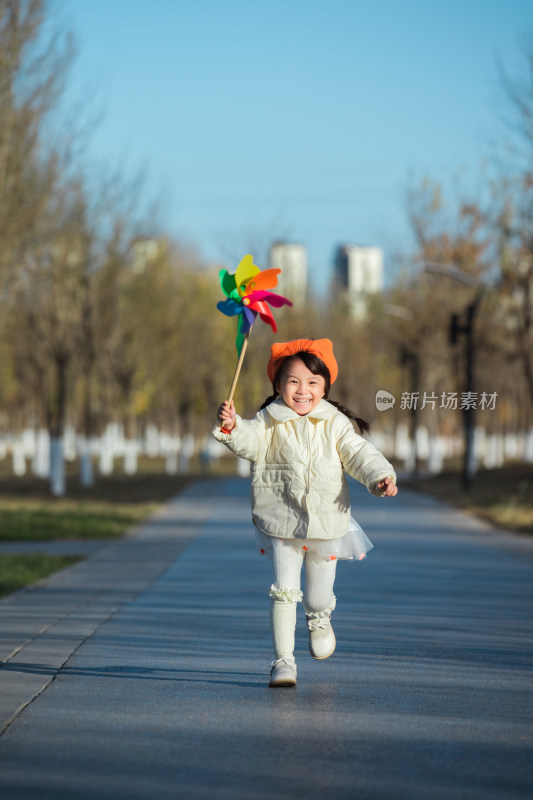 可爱的小女孩在户外玩耍