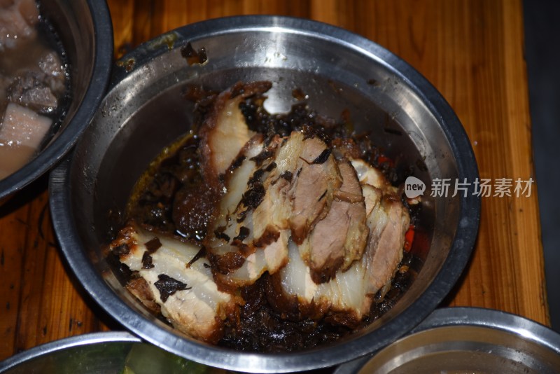 不锈钢盆中的美味梅菜扣肉