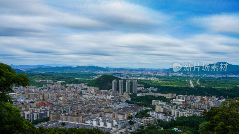 蓝天白云下的深圳宝安城市自然风光