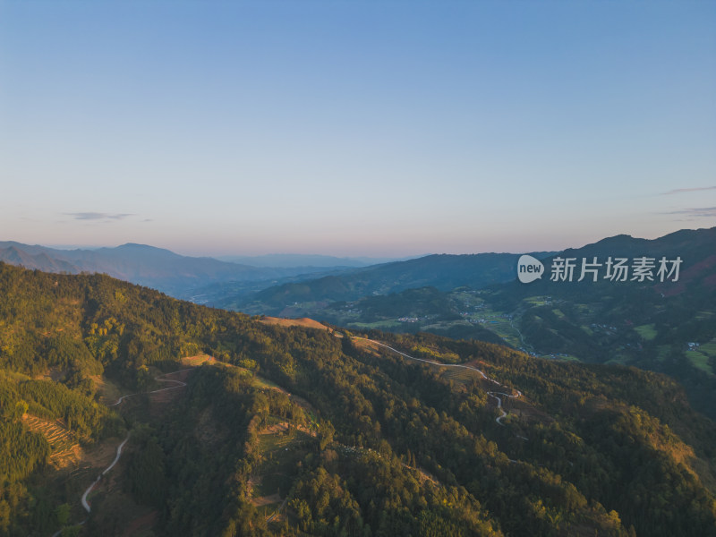 夕阳西下山峦倒影风景