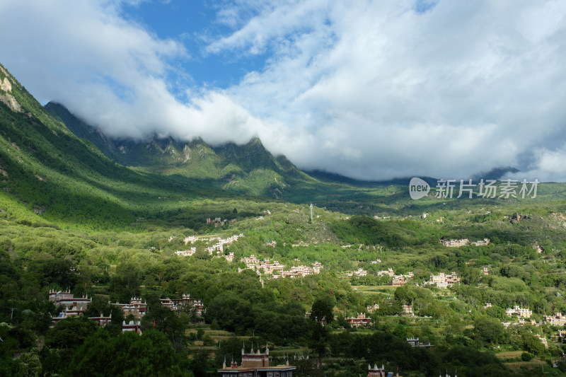 四川甘孜州丹巴县甲居藏寨风光