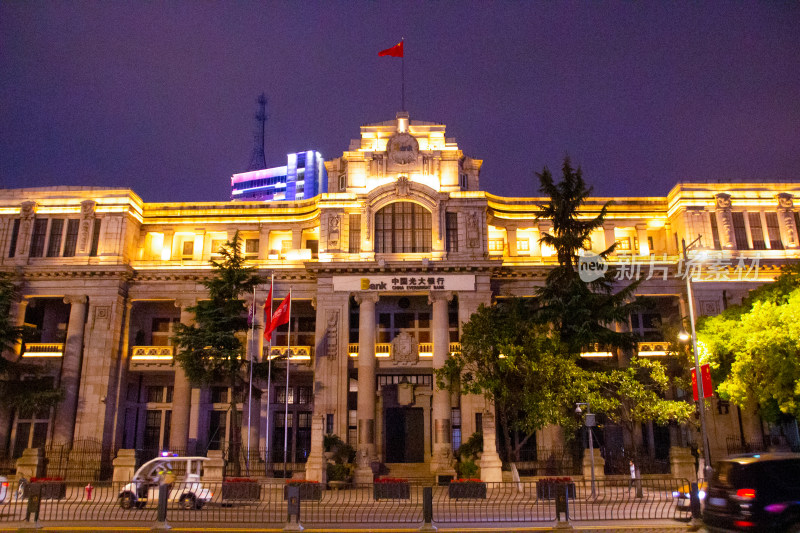 夜晚灯火辉煌的银行大楼