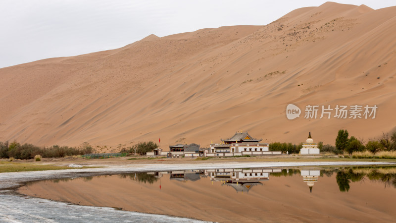 沙漠中建筑与湖水倒影相映成趣