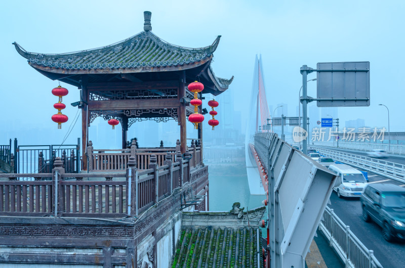 重庆千厮门嘉陵江大桥与中式传统建筑凉亭