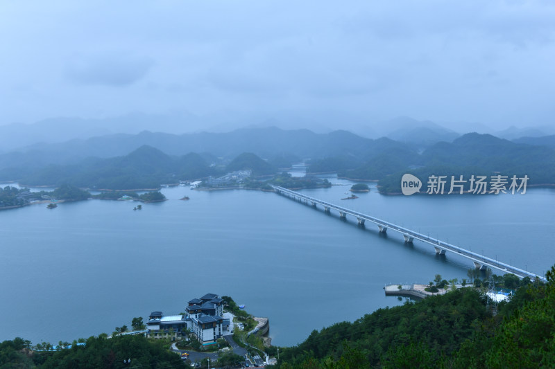 天屿山顶俯视千岛湖大桥，千岛湖自然风光