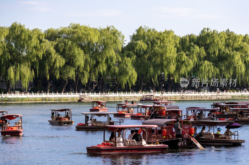 北京后海什刹海公园游玩划船坐船观光船