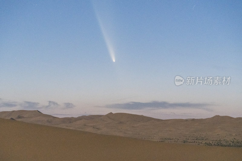 腾格里沙漠夜空彗星落下的唯美景象