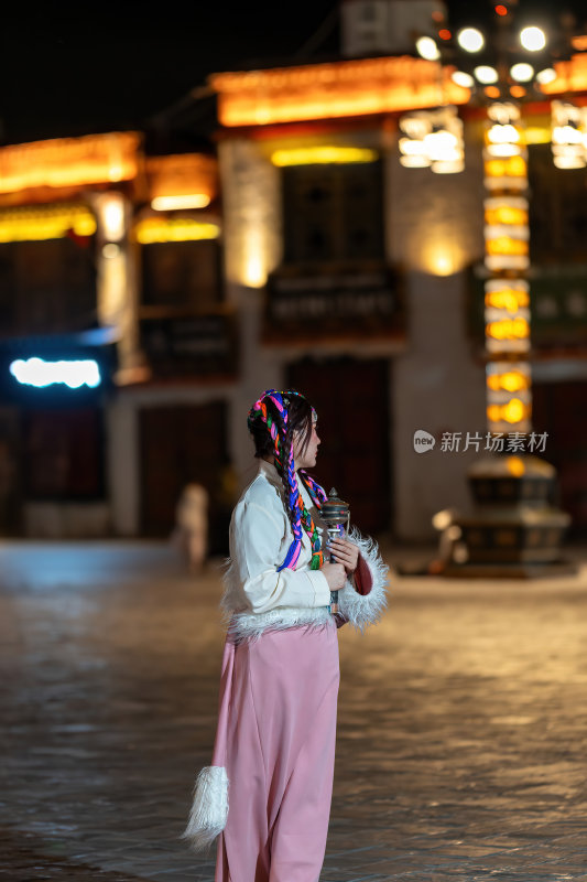 西藏拉萨大昭寺广场朝圣者在虔诚祈祷