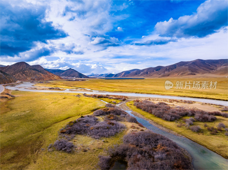 中国西藏高原雪山草原蓝天公路风景航拍