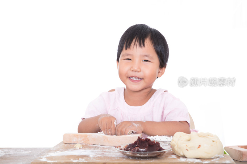 黄皮肤小女孩在制作中国传统节日中秋的月饼